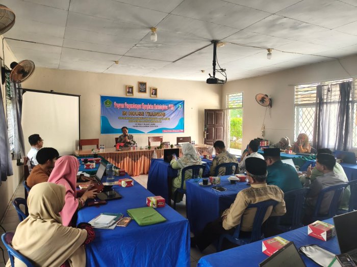 MAN 1 Muaro Jambi Gelar IHT Implementasi Kurikulum Berbasis Cinta Bersama Pokjawas Kemenag