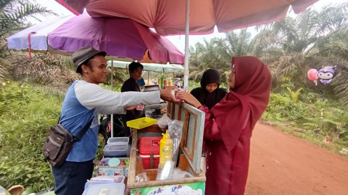 Guru ASN MAN 1 Muaro Jambi Tetap Rendah Hati, Jualan Es Gado-Gado di Tengah Hajatan Warga