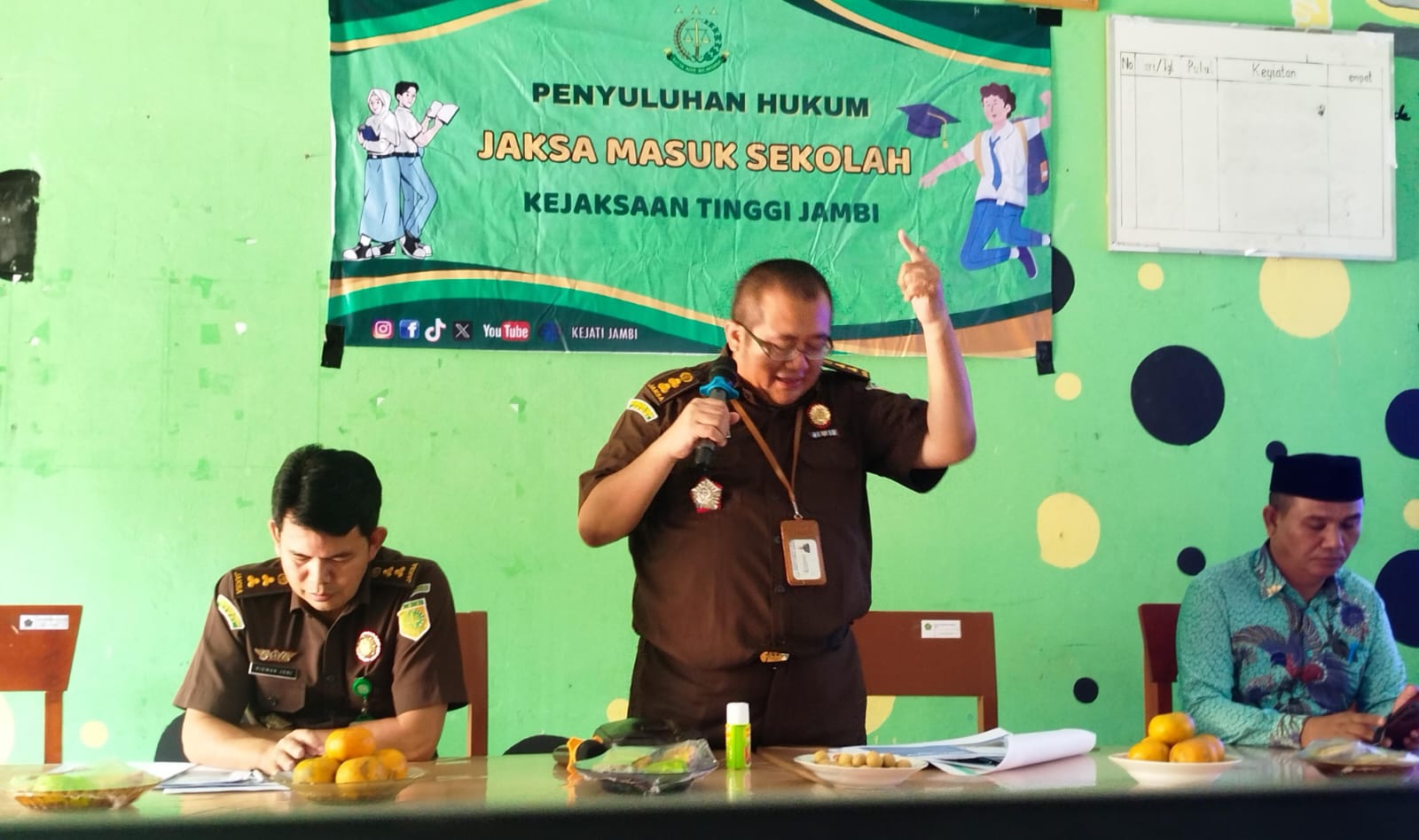 Kejaksaan Tinggi Jambi Mengadakan Kegiatan Jaksa Masuk Sekolah
