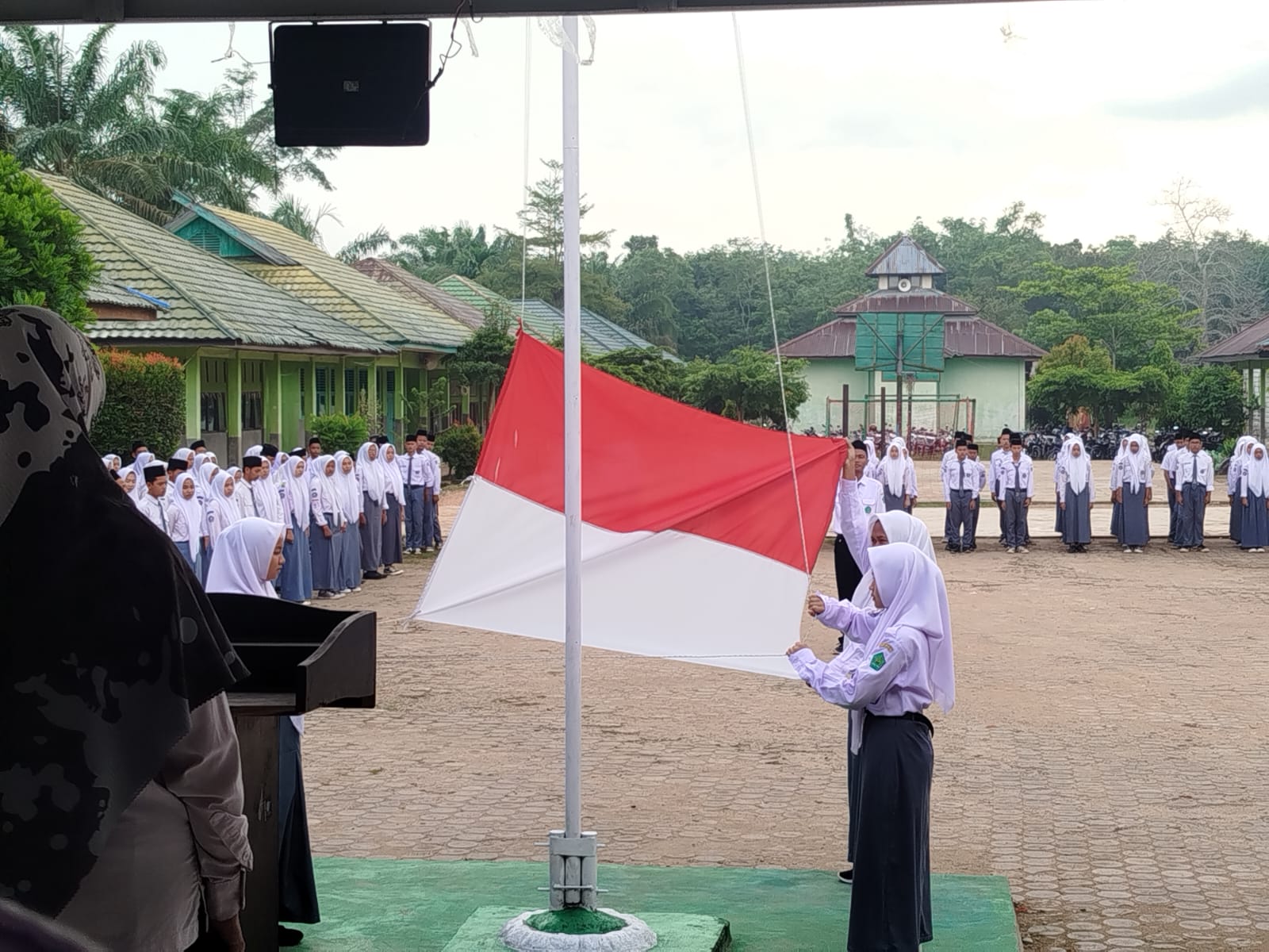 Kelas X A Sukses Laksanakan Tugas Sebagai Petugas Upacara