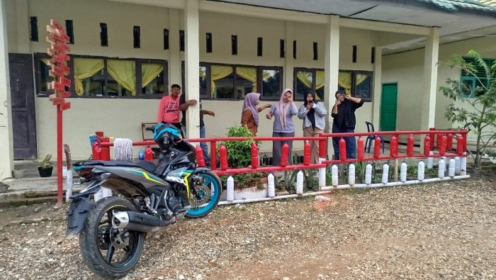 Siswa MAN 1 Muaro Jambi XI C Gelar Gotong Royong Hias Kelas