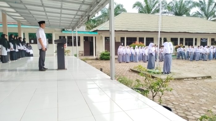 Pesan Ketaatan dan Kedisiplinan Warnai Upacara Pagi yang Dipimpin Fahrurrozi