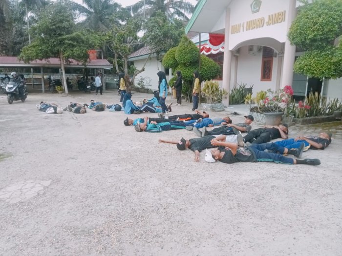 Latihan Paskibraka MAN 1 Muaro Jambi Tetap Berjalan Meski Diguyur Hujan Latihan Paskibraka MAN 1 Muaro Jambi Tetap Berjalan Meski Diguyur Hujan