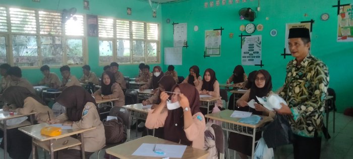 Kabut Asap Selimuti Sungai Gelam, MAN 1 Muaro Jambi Bagikan Masker kepada Siswa Kabut Asap Selimuti Sungai Gelam, MAN 1 Muaro Jambi Bagikan Masker kepada Siswa