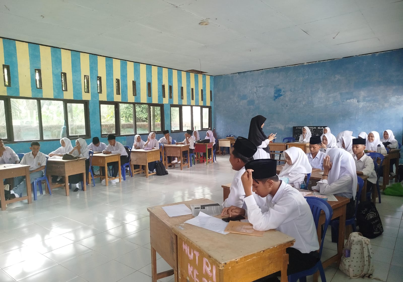 Pembagian Tugas Siswa Kelas X B dalam Organisasi Kelas 