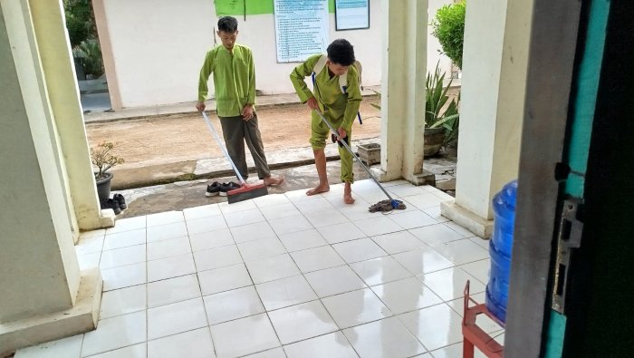 Gerakan Jumat Bersih, MAN 1 Muaro Jambi Ajak Siswa Peduli Lingkungan