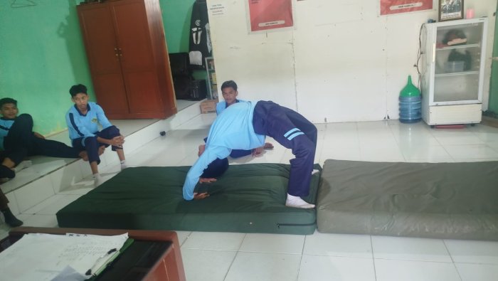 Pembelajaran Roll Depan dan Belakang Tingkatkan Kebugaran Siswa MAN 1 Muaro Jambi