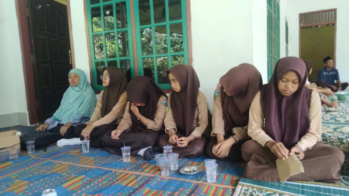 Guru dan Siswa MAN 1 Muaro Jambi Gelar Takziah untuk Orang Tua Siswa