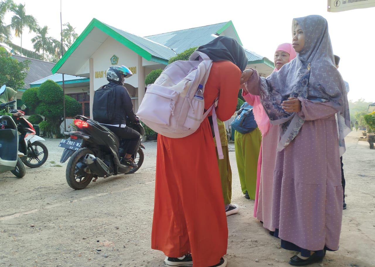 Kamad : Piket Guru Sambut Kedatangan Peserta Didik Dengan Budaya 5S Kamad : Piket Guru Sambut Kedatangan Peserta Didik Dengan Budaya 5S