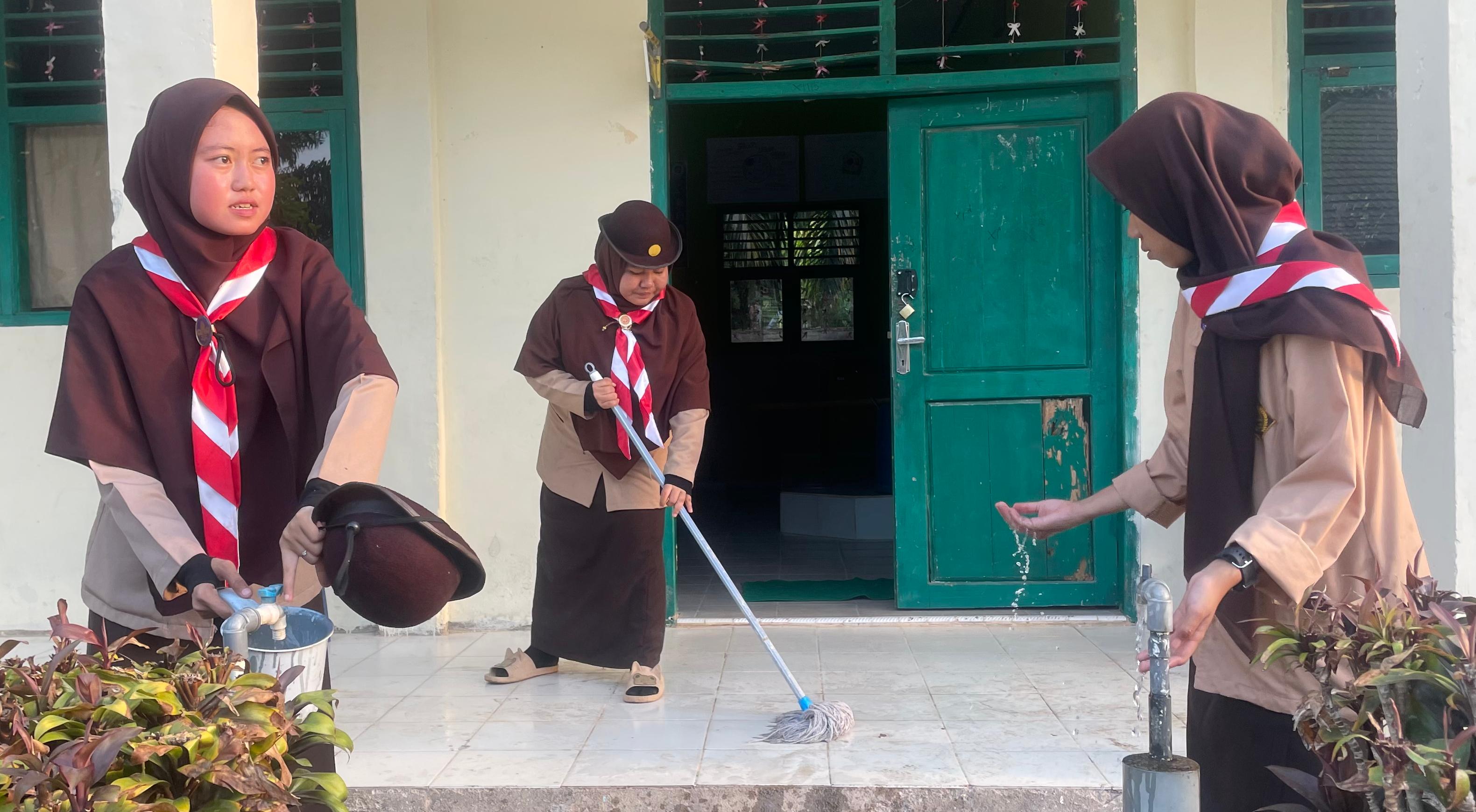 Siswa XIC melaksanakan Piket kelas setelah merayakan Hari Pramuka ke-63