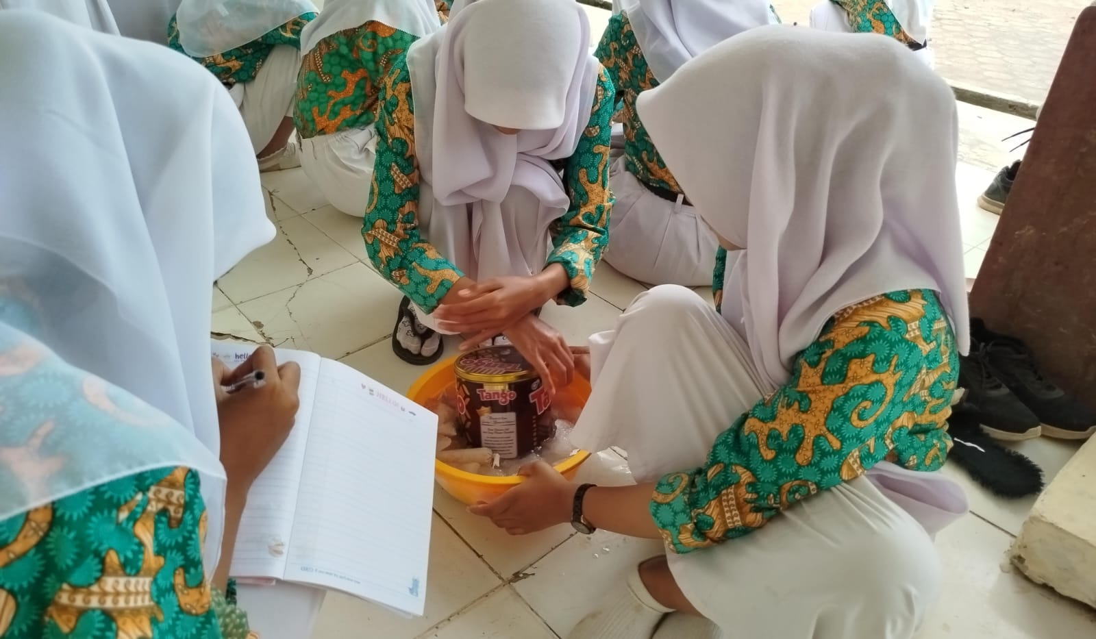 Siswa Kelas XII B Praktik Buat Es Krim Putar Siswa Kelas XII B Praktik Buat Es Krim Putar