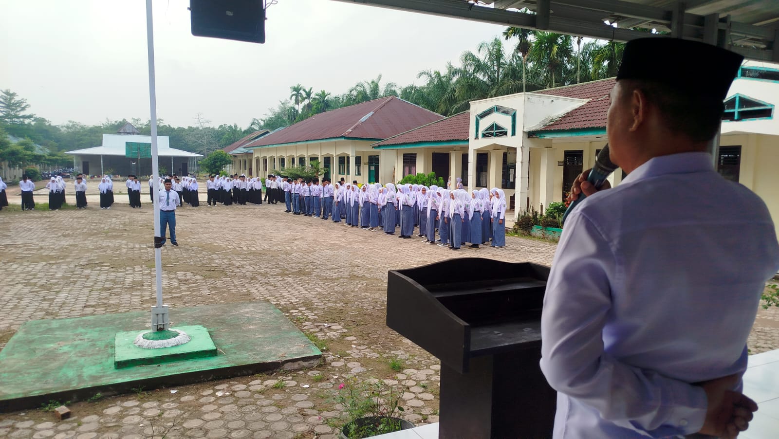 Upacara Tahun Ajaran Baru, Kepala MAN 1 Muaro Jambi Ajak Siswa Jadi Pahlawan Madrasah