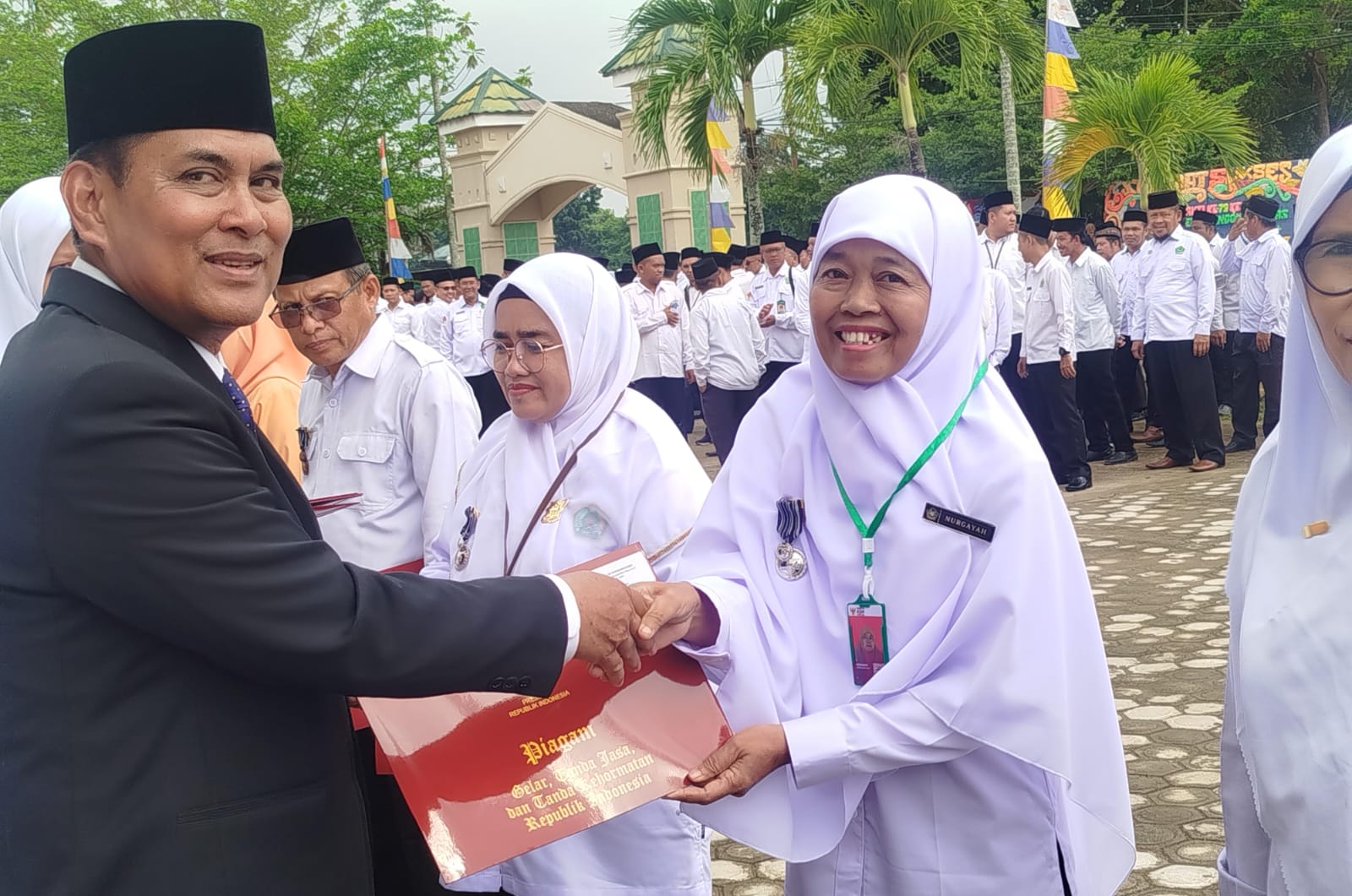 Tiga Guru MAN 1 Muaro Jambi terima Penghargaan Satya Lencana Karya Satya