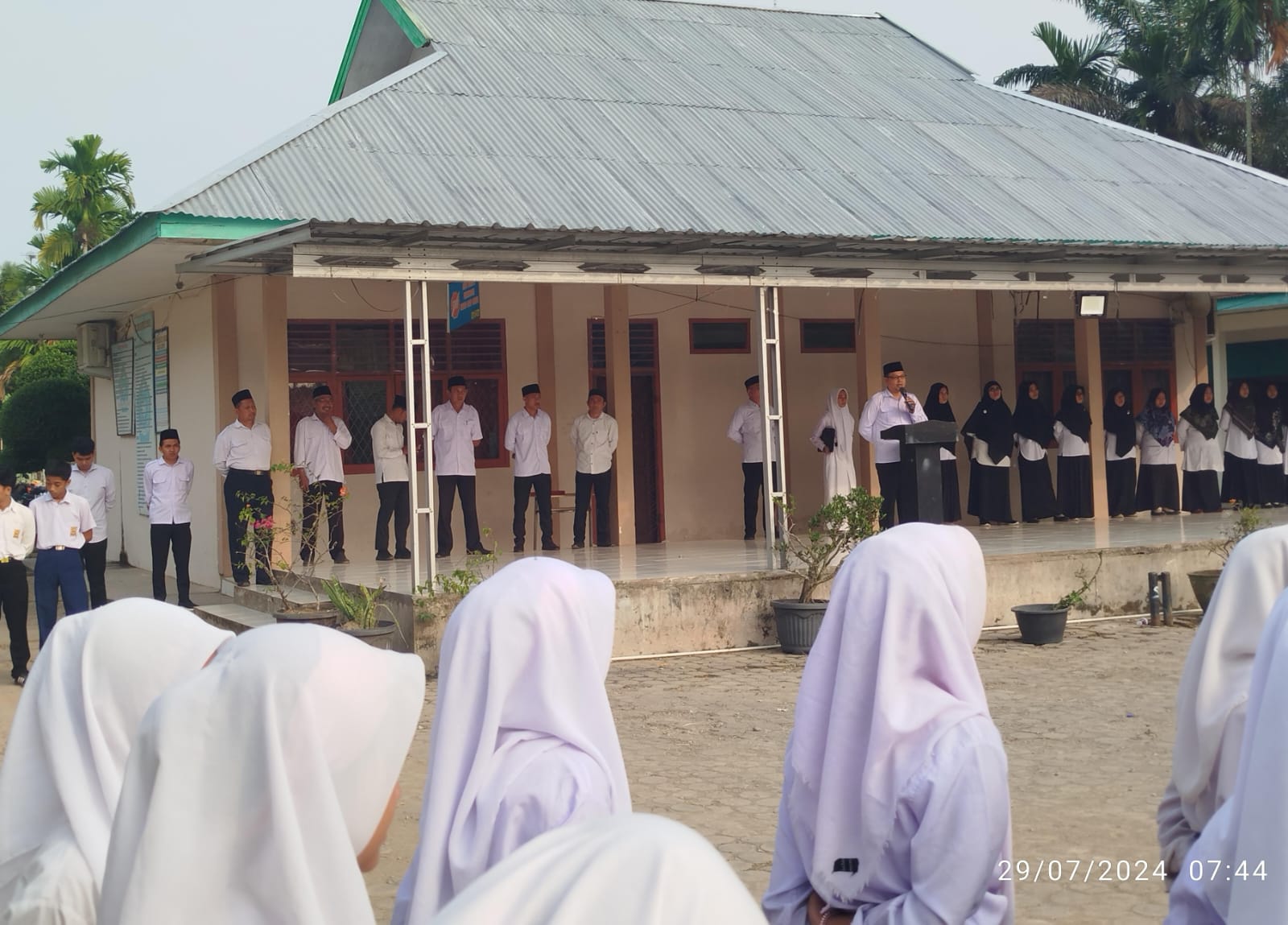 Rutinitas Setiap Senin Pagi Menyusun Barisan Sebelum Upacara Rutinitas Setiap Senin Pagi Menyusun Barisan Sebelum Upacara