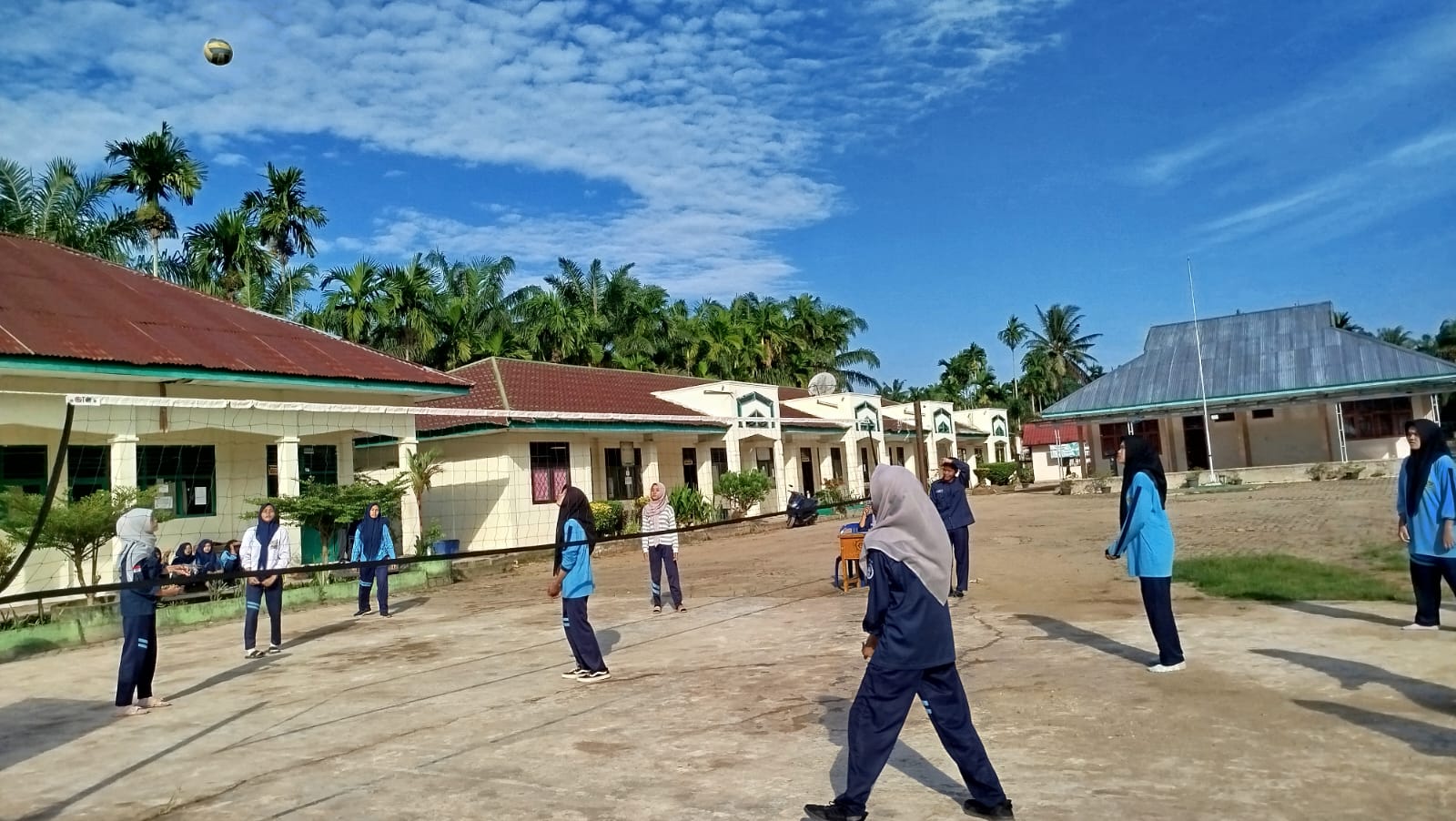 Pertandingan Bola Volly di Class Meeting MAN 1 Muaro Jambi: Belajar dan Berkembang Bersama