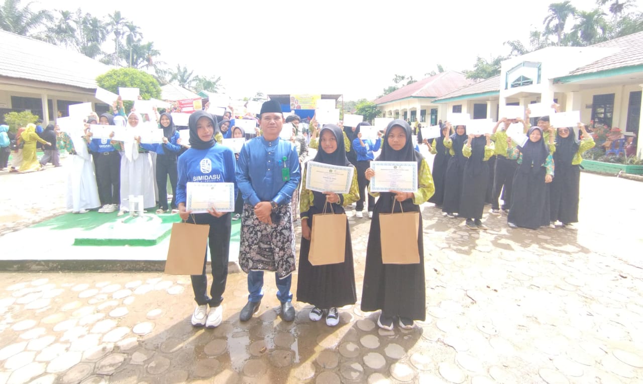 Kepala Madrasah Berikan Apresiasi Kepada Siswa Peraih Peringkat 3 Besar