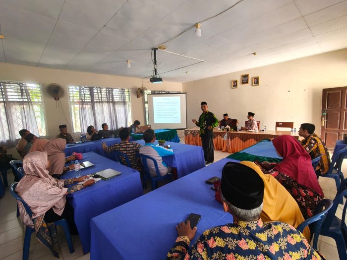 Pengawas dan Kepala MAN 1 Muaro Jambi Bersinergi Tingkatkan Profesionalisme Guru