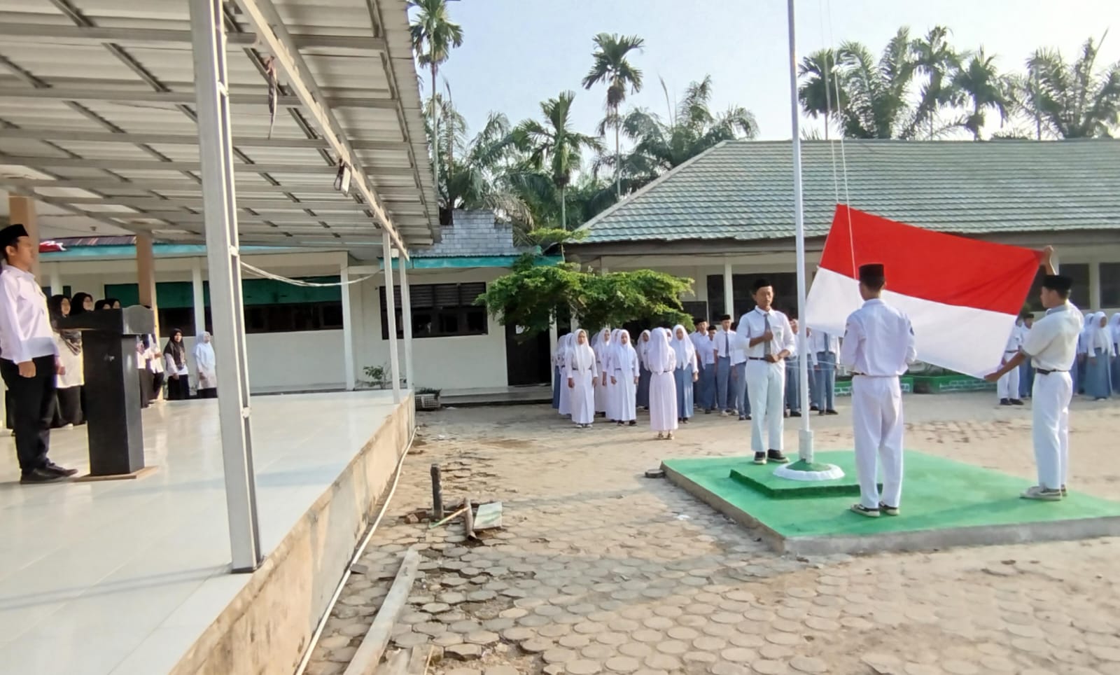 Waka Kesiswaan : Bentuk Karakter Siswa Melalui Upacara Bendera