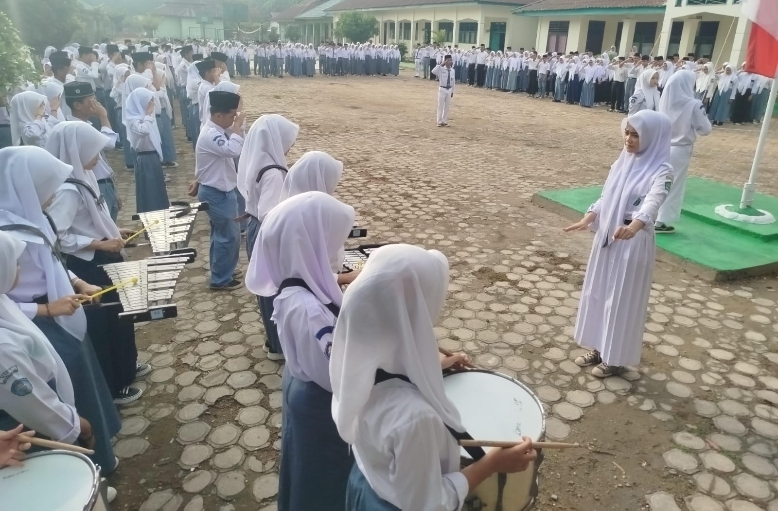 Drum Band MAN 1 Muaro Jambi Iringi Upacara Bendera Hari Senin