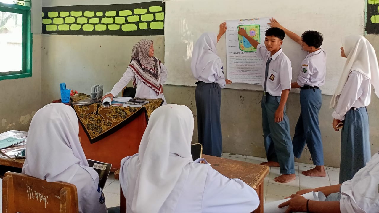 Siswa XIA Menampilkan Presentasi yang Menarik tentang Organel Sel Hewan