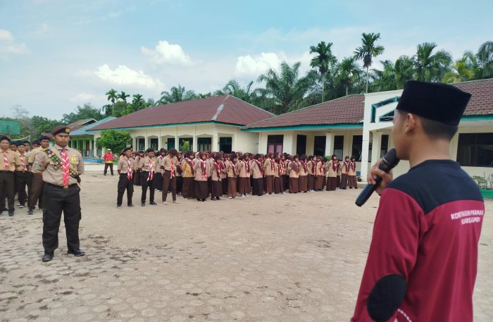 Pembina Pramuka Ingatkan Siswa Jaga Kebersihan Bumi Perkemahan PTA di MAN 1 Muaro Jambi