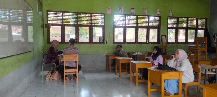Wali Kelas MAN 1 Muaro Jambi Sampaikan Perkembangan Siswa Saat Pembagian Rapor Wali Kelas MAN 1 Muaro Jambi Sampaikan Perkembangan Siswa Saat Pembagian Rapor