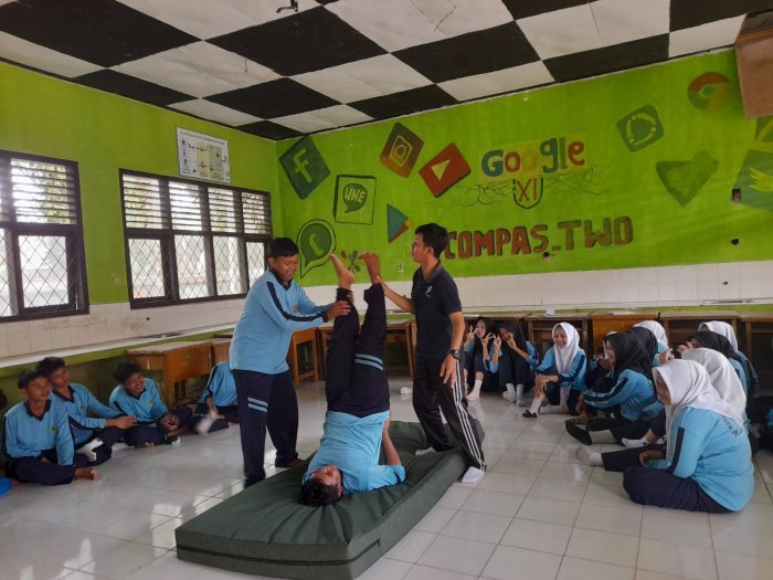 Supervisi PJOK di MAN 1 Muaro Jambi, Senam Lantai Jadi Fokus Pembelajaran