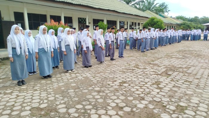 MAN 1 Muaro Jambi Siapkan Petugas Upacara HGN 2025 dengan Rapi dan Terstruktur