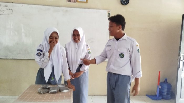 Keripik Pisang Coklat Ala Siswa MAN 1 Muaro Jambi, Camilan Khas yang Bikin Penasaran