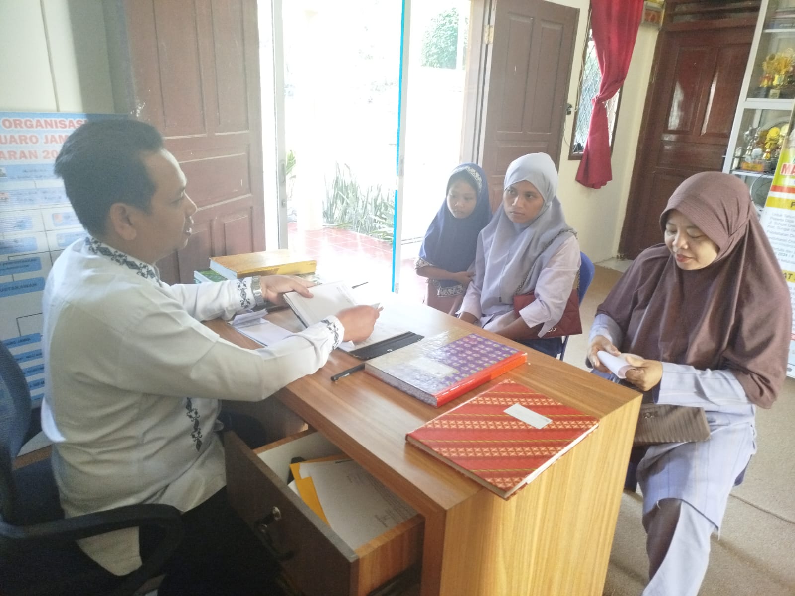 Orang Tua Kelas X Semangat Mendaftarkan Anaknya ke MAN 1 Muaro Jambi Orang Tua Kelas X Semangat Mendaftarkan Anaknya ke MAN 1 Muaro Jambi