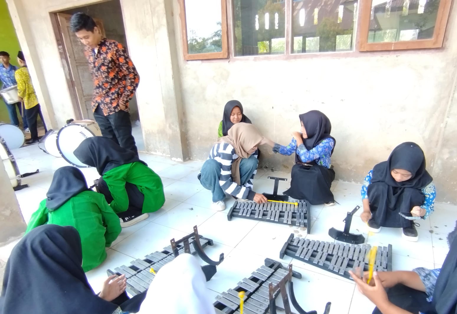 Pembina Drumband Pantau Langsung Kegiatan Latihan Pembina Drumband Pantau Langsung Kegiatan Latihan