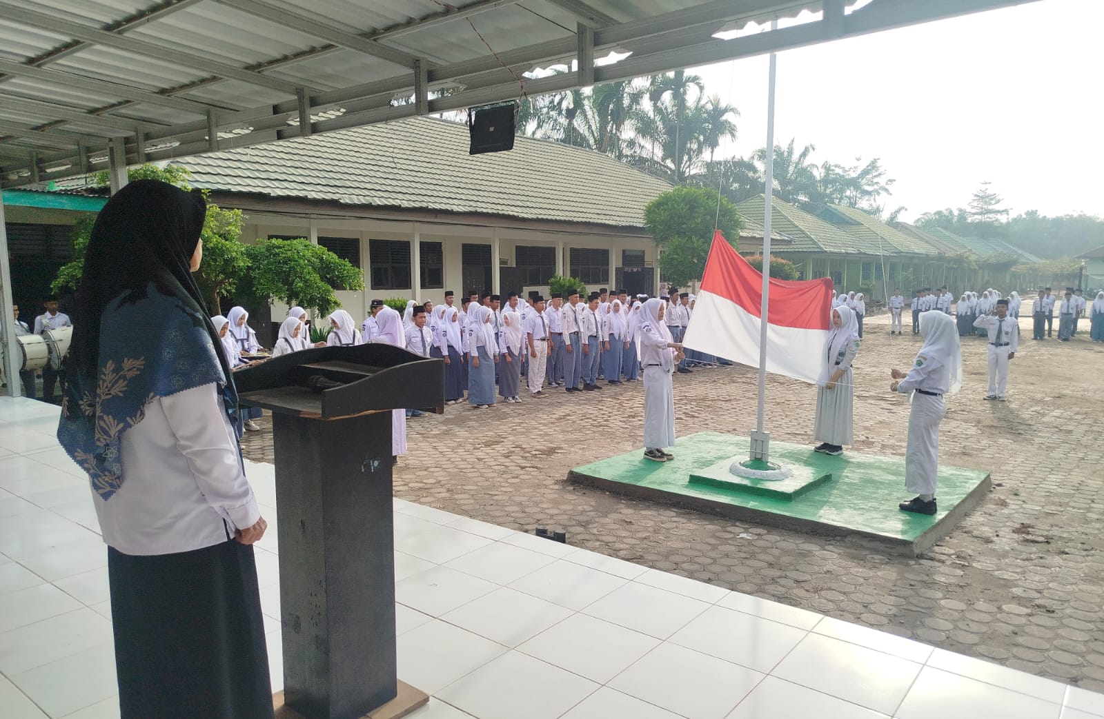 Hj. Muhaiti Menjadi Pembina Upacara Hari Senin Sampaikan Pentingnya Kedisplinan