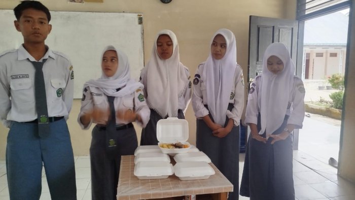 Rujak Serut Jadi Ide Segar Siswa MAN 1 Muaro Jambi dalam Presentasi Kewirausahaan Rujak Serut Jadi Ide Segar Siswa MAN 1 Muaro Jambi dalam Presentasi Kewirausahaan