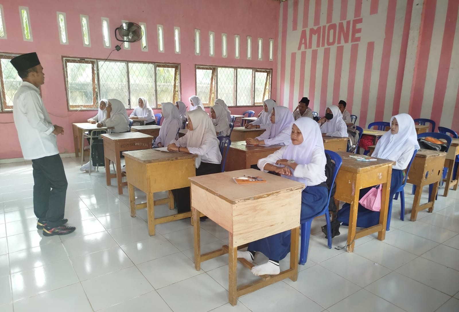 Ketua Kelas Masih Mempertimbangkan Pembantunya Ketua Kelas Masih Mempertimbangkan Pembantunya