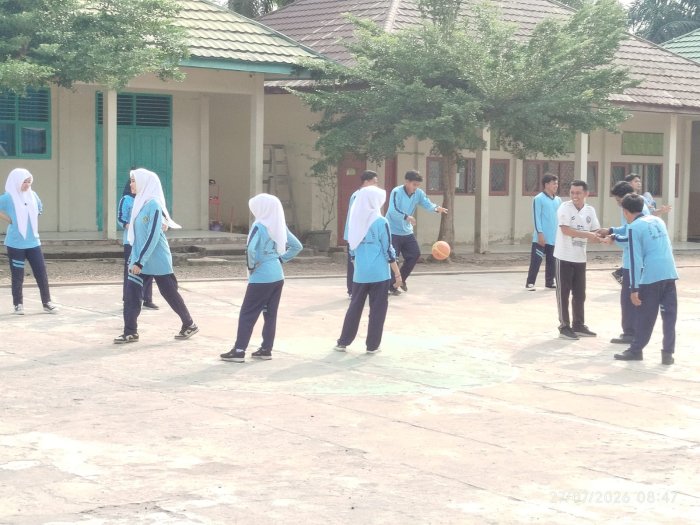 Semangat Belajar Tak Surut, Siswa Kelas XII B MAN 1 Muaro Jambi Antusias Pelajari Dasar-Dasar Bola Basket Semangat Belajar Tak Surut, Siswa Kelas XII B MAN 1 Muaro Jambi Antusias Pelajari Dasar-Dasar Bola Basket