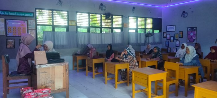 Orang Tua Antusias Terima Laporan Perkembangan Anak pada Pembagian Rapor MAN 1 Muaro Jambi Orang Tua Antusias Terima Laporan Perkembangan Anak pada Pembagian Rapor MAN 1 Muaro Jambi