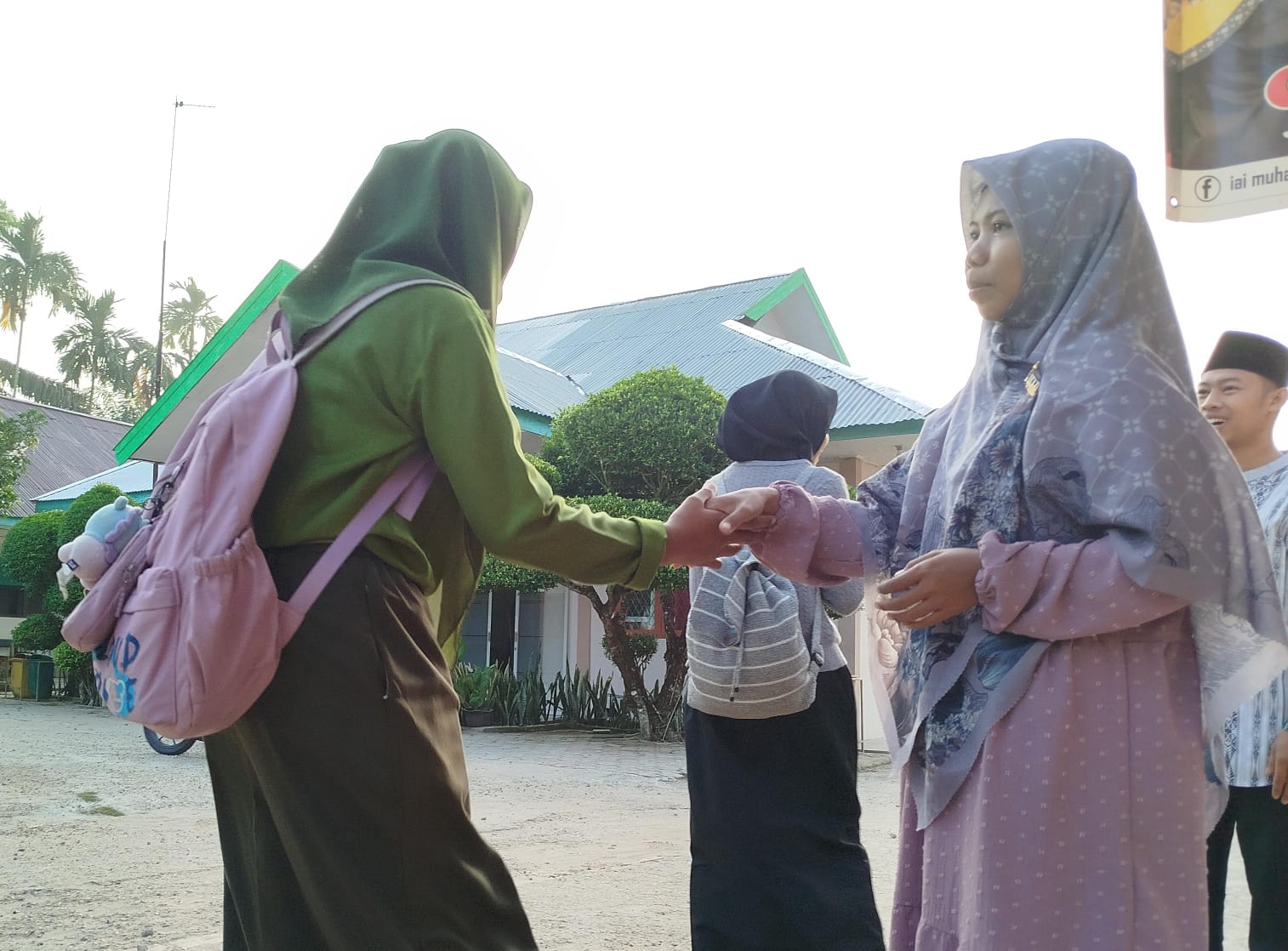 Sambut Kedatangan Siswa Sembari Mengecek Kerapian Siswa