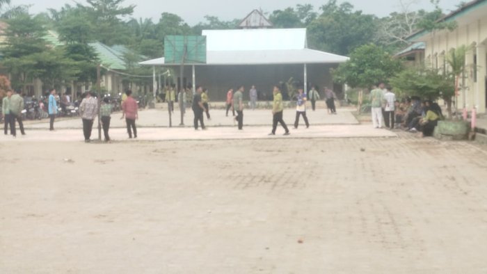 Pembina dan Siswa Kompak di Lapangan MAN 1 Muaro Jambi Pembina dan Siswa Kompak di Lapangan MAN 1 Muaro Jambi