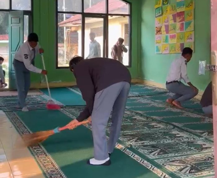 Geber Mas Digelar, MAN 1 Muaro Jambi Bersihkan Musala Asuhada Bersama-sama Geber Mas Digelar, MAN 1 Muaro Jambi Bersihkan Musala Asuhada Bersama-sama