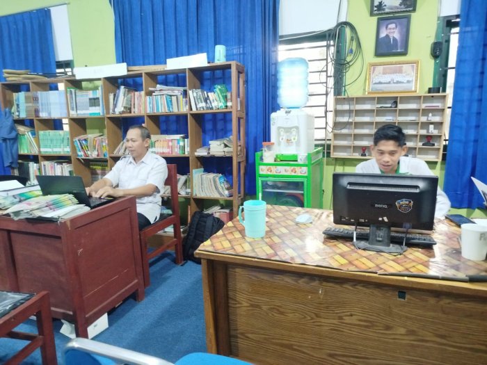 Fahrurrozi dan Gading Susun Laporan Kinerja, MAN 1 Muaro Jambi Perkuat Akuntabilitas
