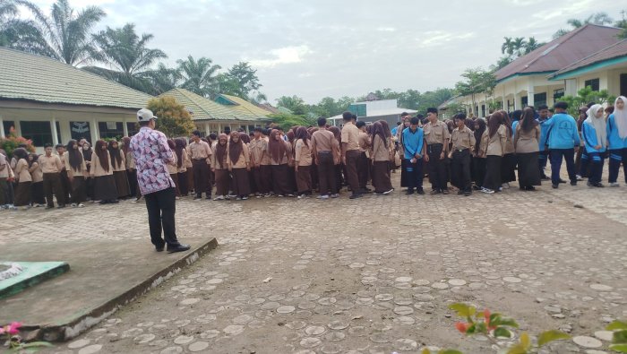 Jelang Ujian Madrasah, Ruang Ujian MAN 1 Muaro Jambi Disterilkan Total