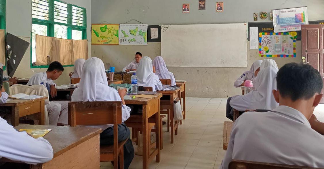 Guru Bahasa Indonesia MAN 1 Muaro Jambi Ajarkan Siswa Cara Membuat Berita Yang Benar