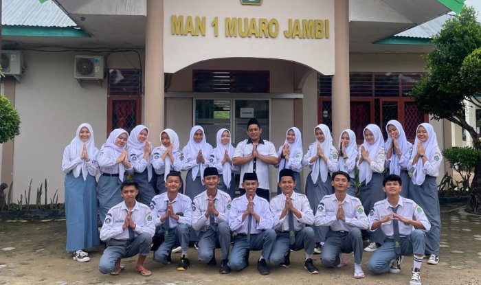 Guru Piket MAN 1 Muaro Jambi Sambut Siswa dengan Disiplin dan Keteladanan
