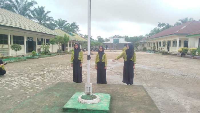 Latihan yang Menguatkan Mental: Kisah Siswa Kelas XA Menjadi Petugas Upacara
