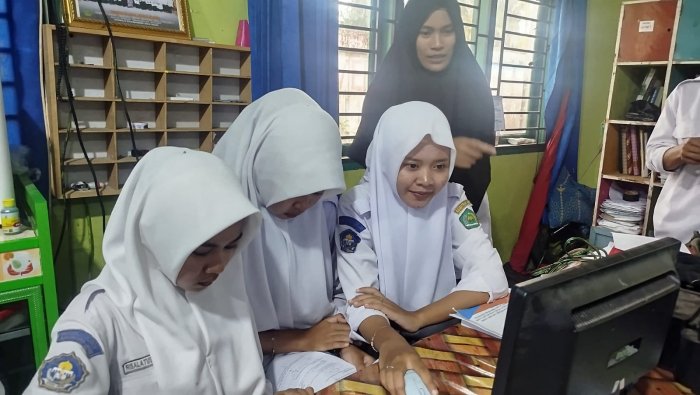 Siswa MAN 1 Muaro Jambi Belajar Arus Listrik di Perpustakaan Siswa MAN 1 Muaro Jambi Belajar Arus Listrik di Perpustakaan