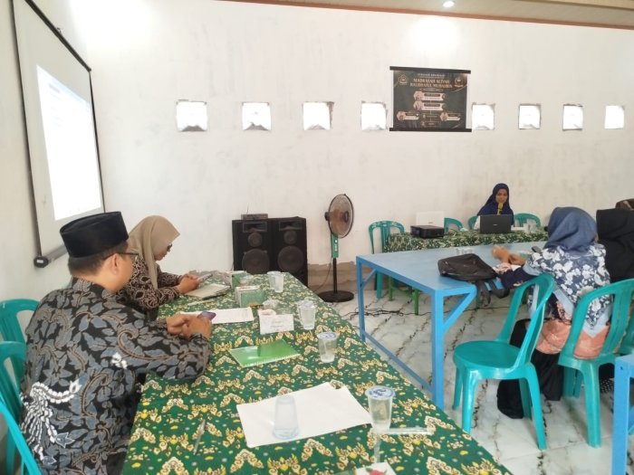 Sulisetiawati Berbagi Materi Matematika dalam MGMP