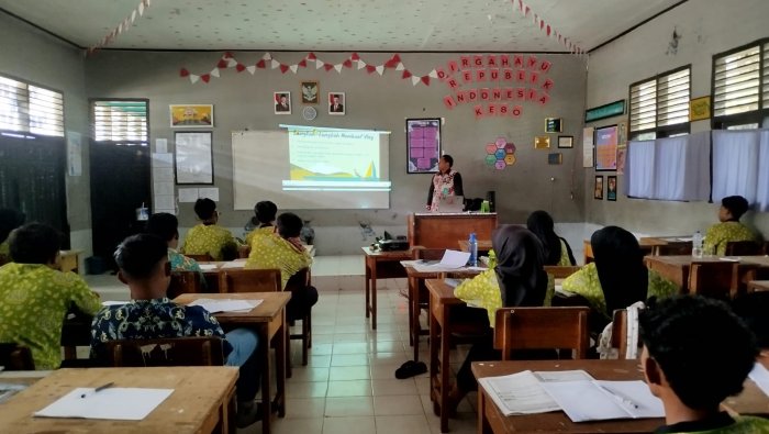 Akbar Guru MAN 1 Muaro Jambi Manfaatkan Teknologi untuk Pembelajaran Vlog