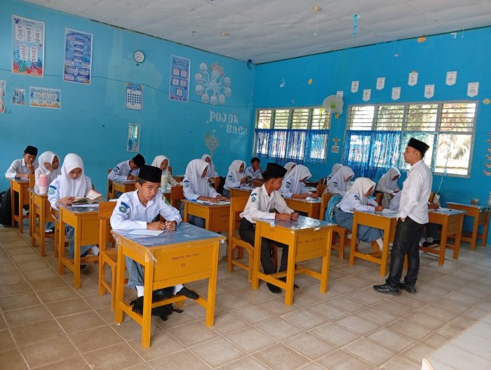 Kabut Asap Menyelimuti Lingkungan, MAN 1 Muaro Jambi Alihkan KBM ke Dalam Kelas Kabut Asap Menyelimuti Lingkungan, MAN 1 Muaro Jambi Alihkan KBM ke Dalam Kelas