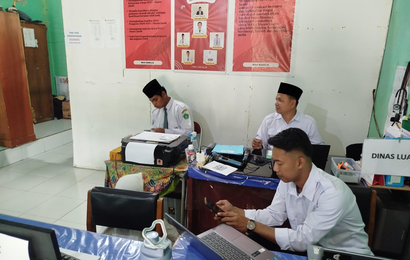 Proktor dan Teknisi SAS MAN 1 Muaro Jambi Pantau Pelaksanaan SAS Proktor dan Teknisi SAS MAN 1 Muaro Jambi Pantau Pelaksanaan SAS