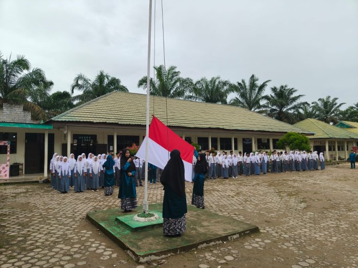 Guru MAN 1 Muaro Jambi Ambil Alih Upacara Pagi dengan Khidmat